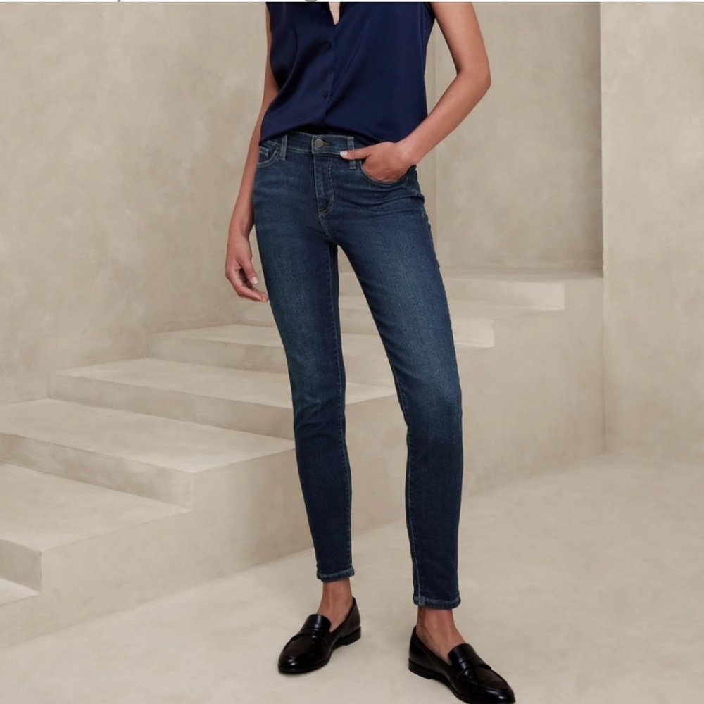EUC Mid-rise Stretch Denim Classic Wash Skinny Jeans Banana Republic Size: 14